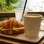 Reev Coffee House Aparthotel