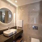 Reev Coffee House Aparthotel 4*