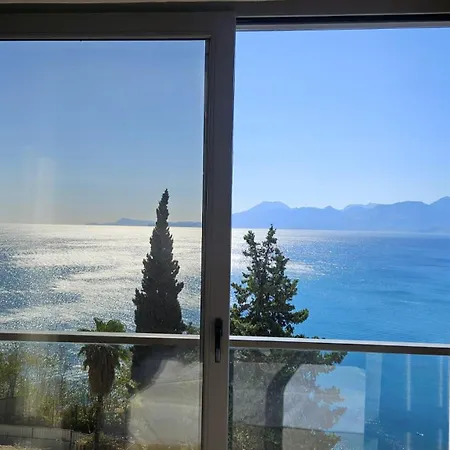 Reev Coffee House Apartahotel