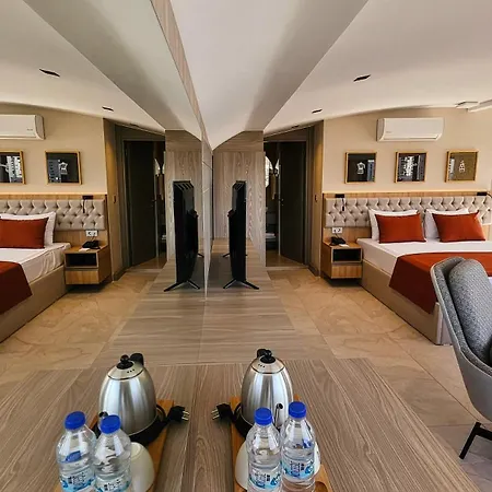 Reev Coffee House Apartahotel 3*