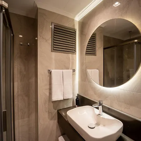 Reev Coffee House 3*