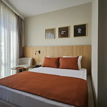 Reev Coffee House Aparthotel 3*