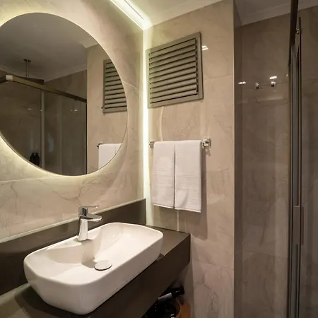 Reev Coffee House Aparthotel