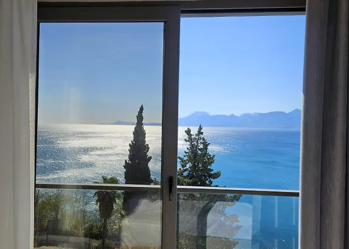 Reev Coffee House Aparthotel